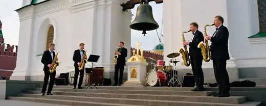 Джазовый ритм не смешает часы богослужений на Трех Горах
