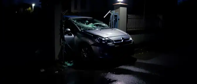 Утренний хаос в Мытищах: Citroen протаранил ограждение частного дома, ранены семь человек
