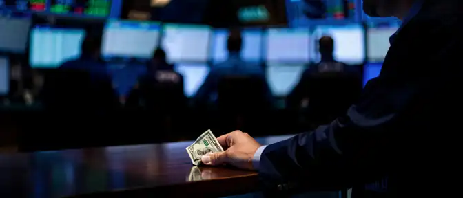 Стоимость барреля нефти марки Brent в понедельник упала ниже отметки в 111 долларов